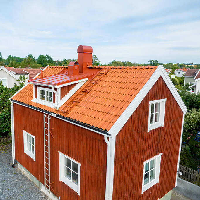 Röd villa med röda takpannor
