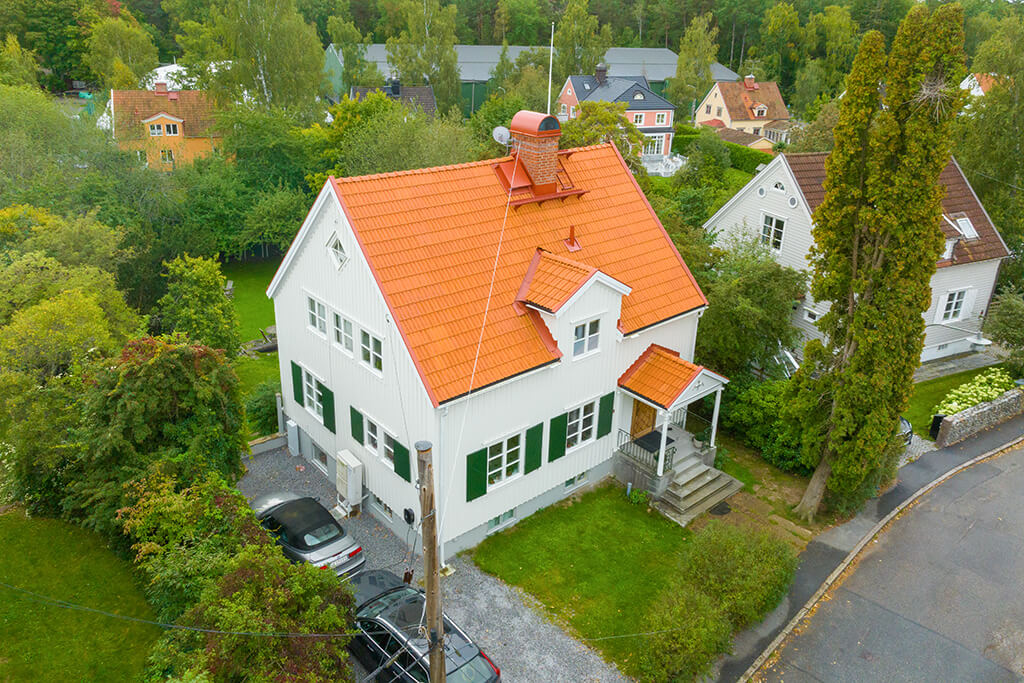 Vit villa i Bromma med röda tegelpannor