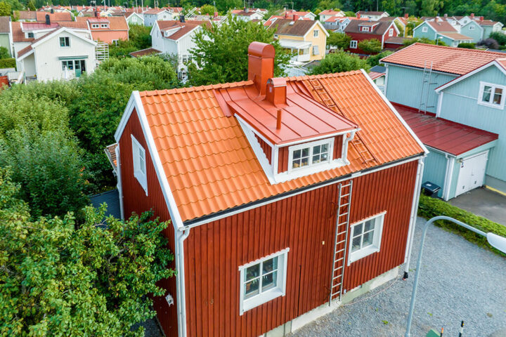 Röd villa i Enskede med röda takpannor