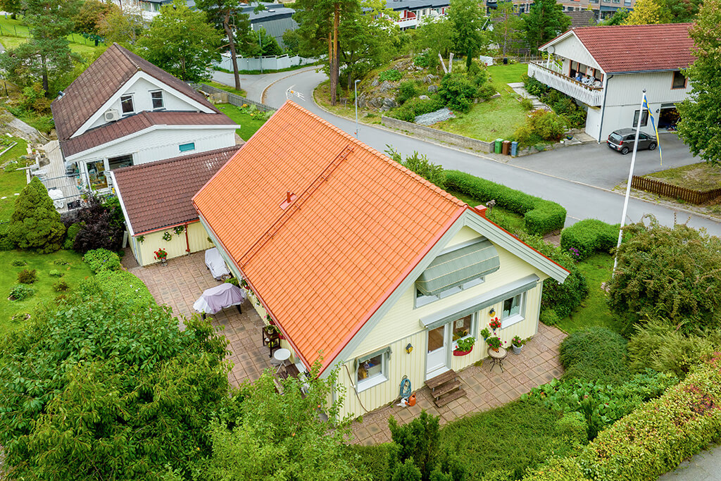 Gul villa med orangea takpannor