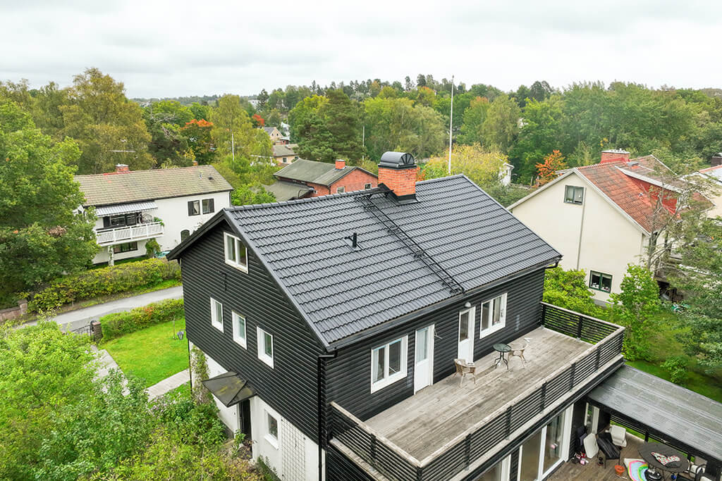 Svart villa med svarta takpannor