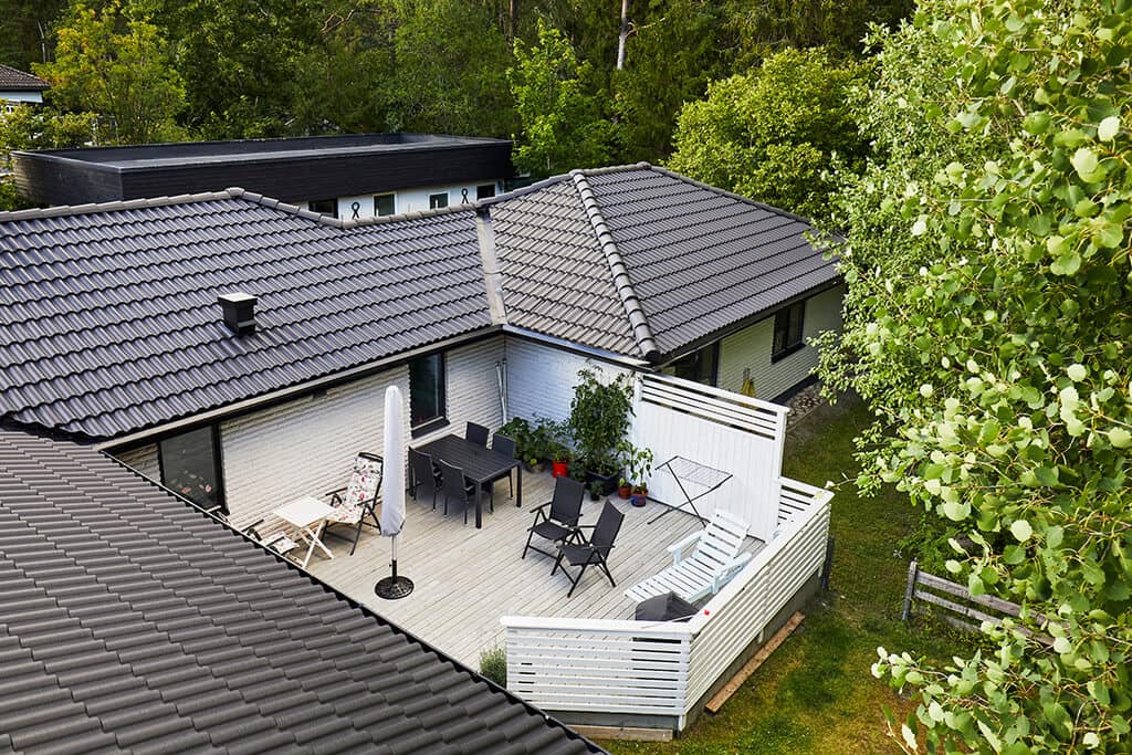 Villa med tak av svarta takpannor