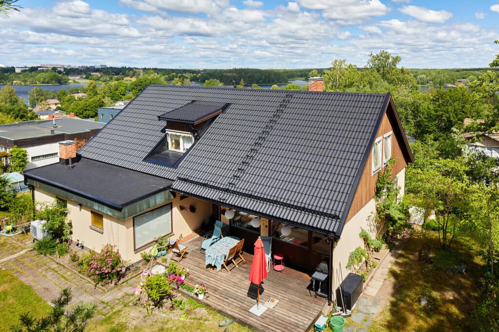 Tak på villa i Trångsund av svarta takpannor