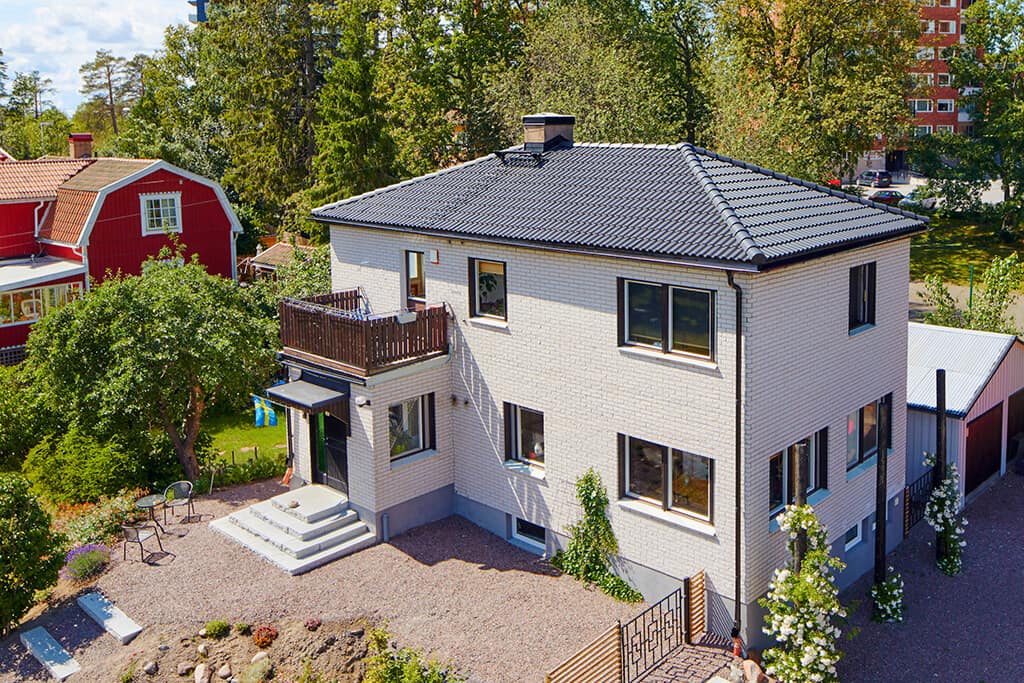 Villa med tak av svarta takpannor
