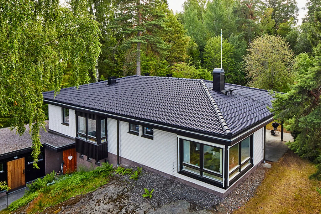 Vit villa med svarta takpannor