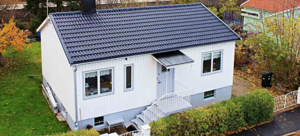 Takomläggning på villa i Enskede med svarta takpannor