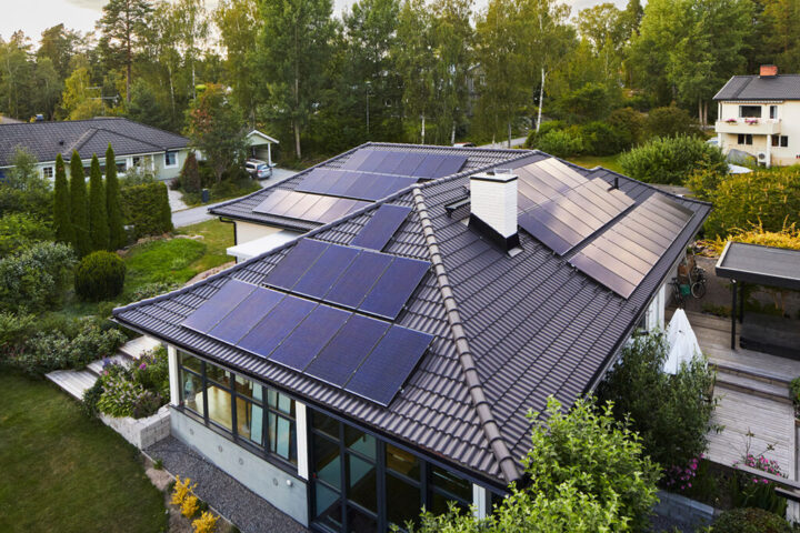 Villa i Täby med svarta takpannor och solceller