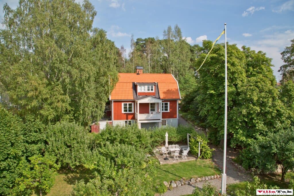Röd villa med orangea takpannor