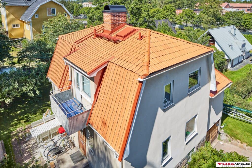 Vit villa med orangea takpannor