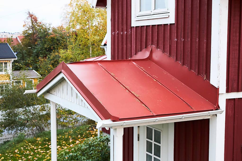 Plåttak i rött