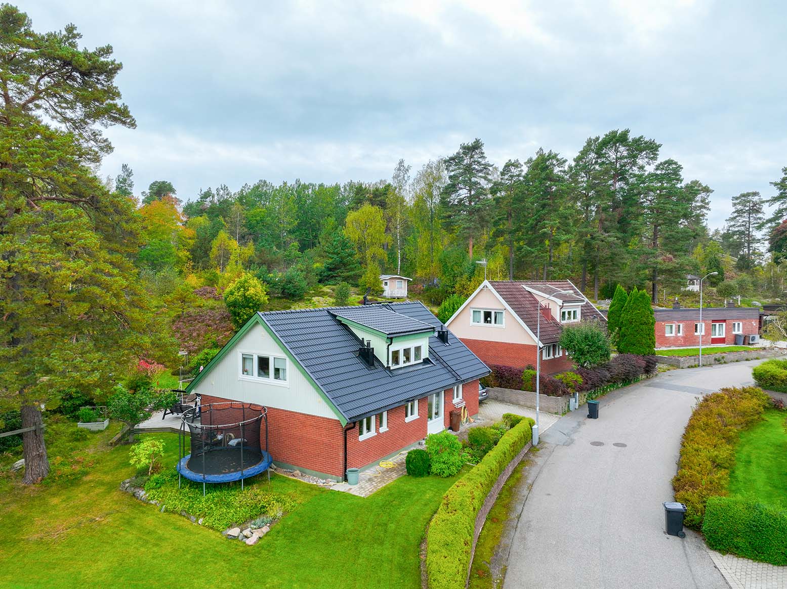 Tegelvilla med svarta betongpannor
