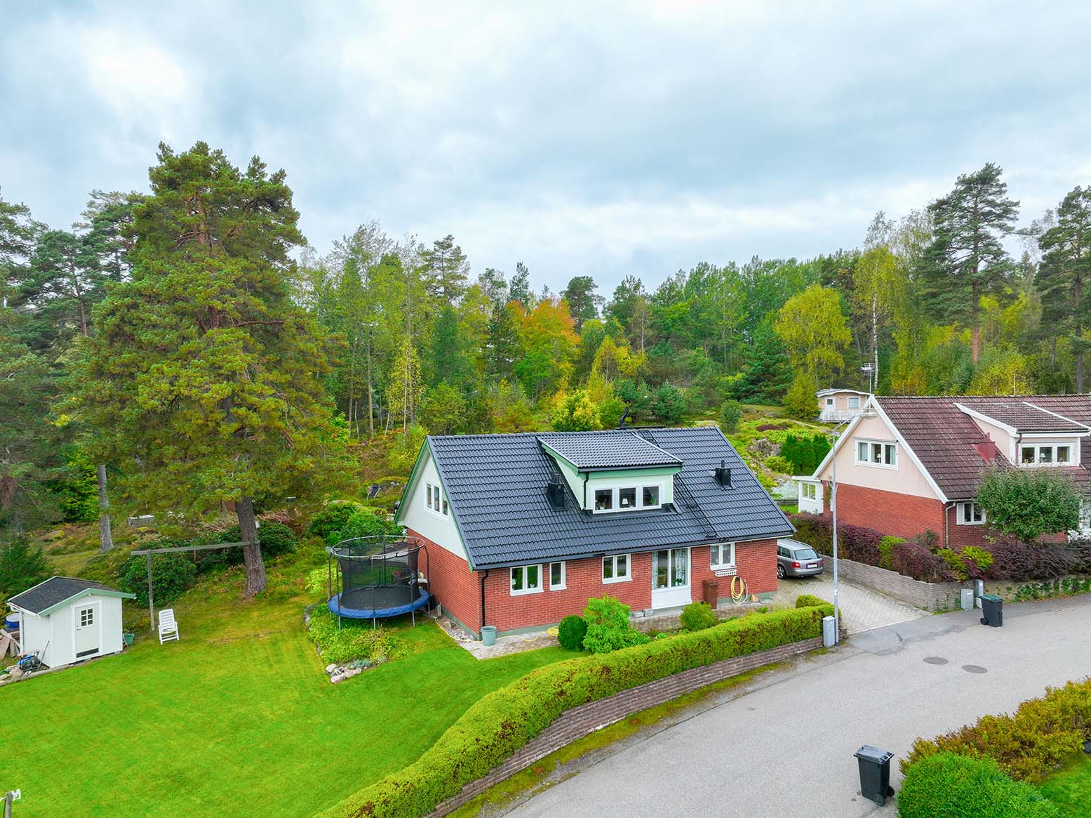 Tegelvilla med svarta betongpannor