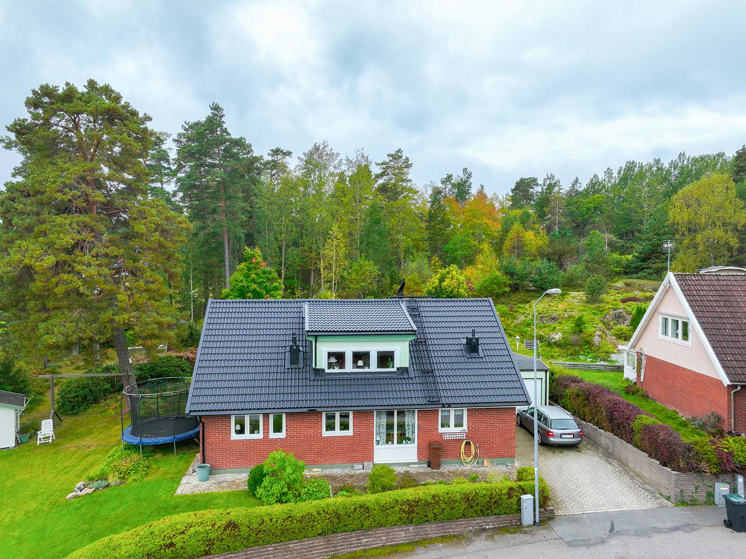 Tegelvilla med svarta betongpannor