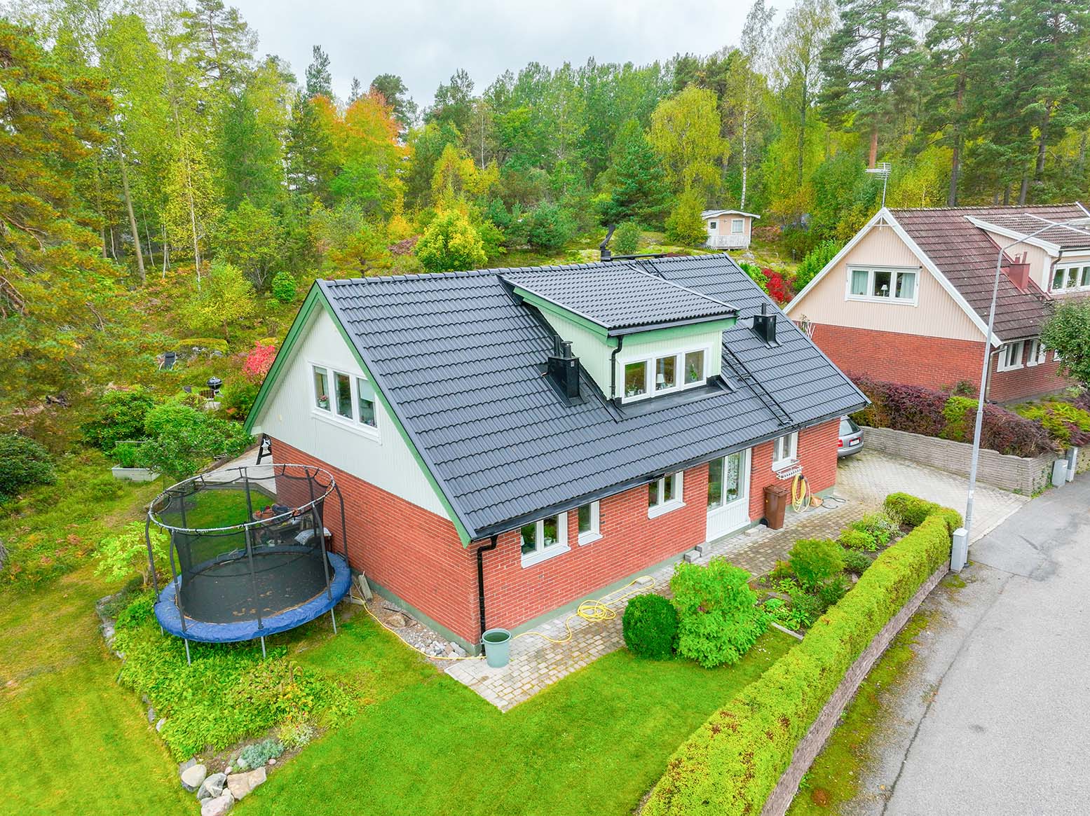 Tegelvilla med svarta betongpannor