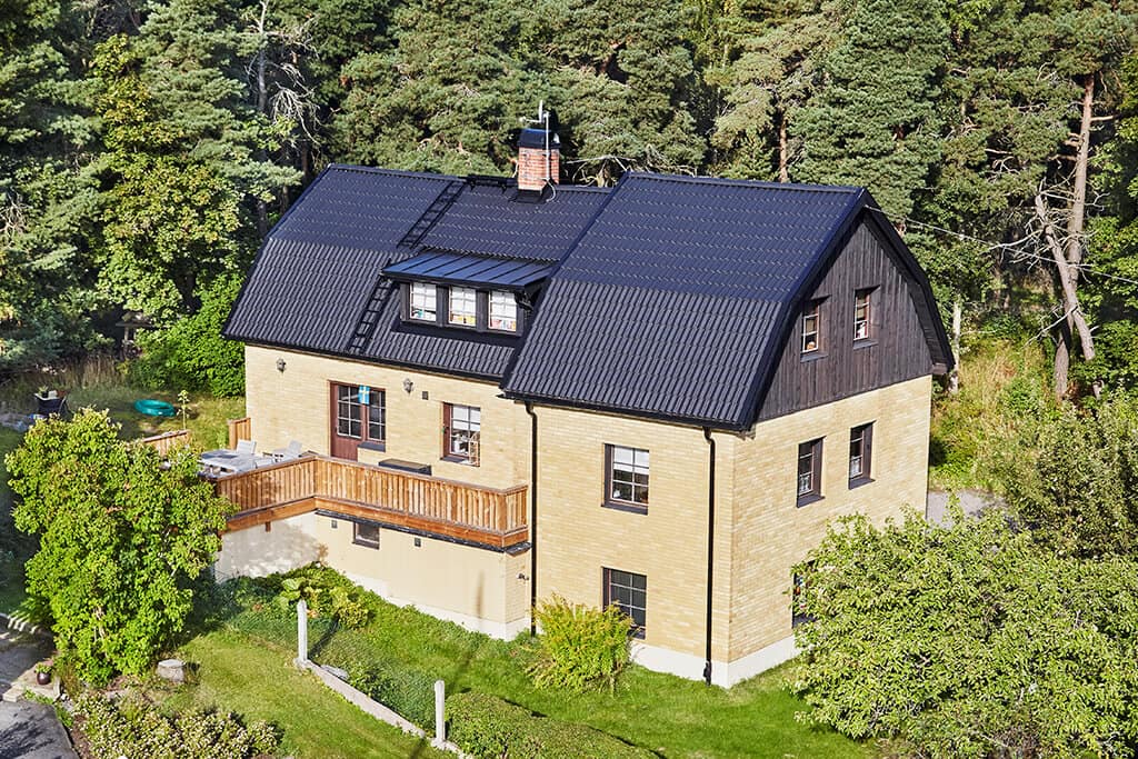Tegelvilla med svart mansardtak