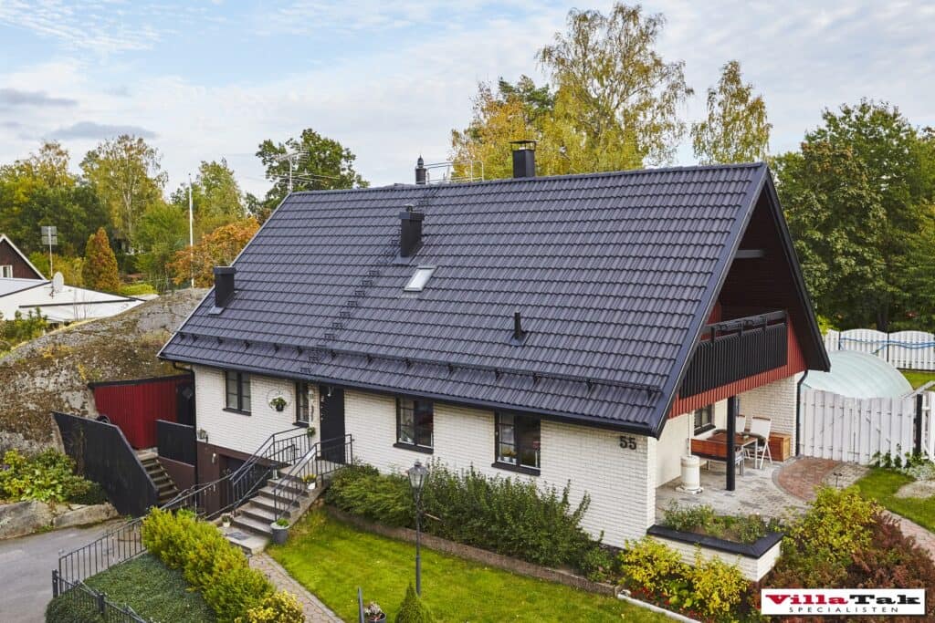 Vit villa med svarta takpannor