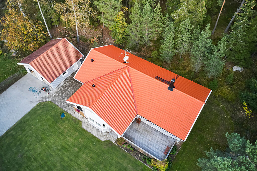 nytt tak av orangea takpannor