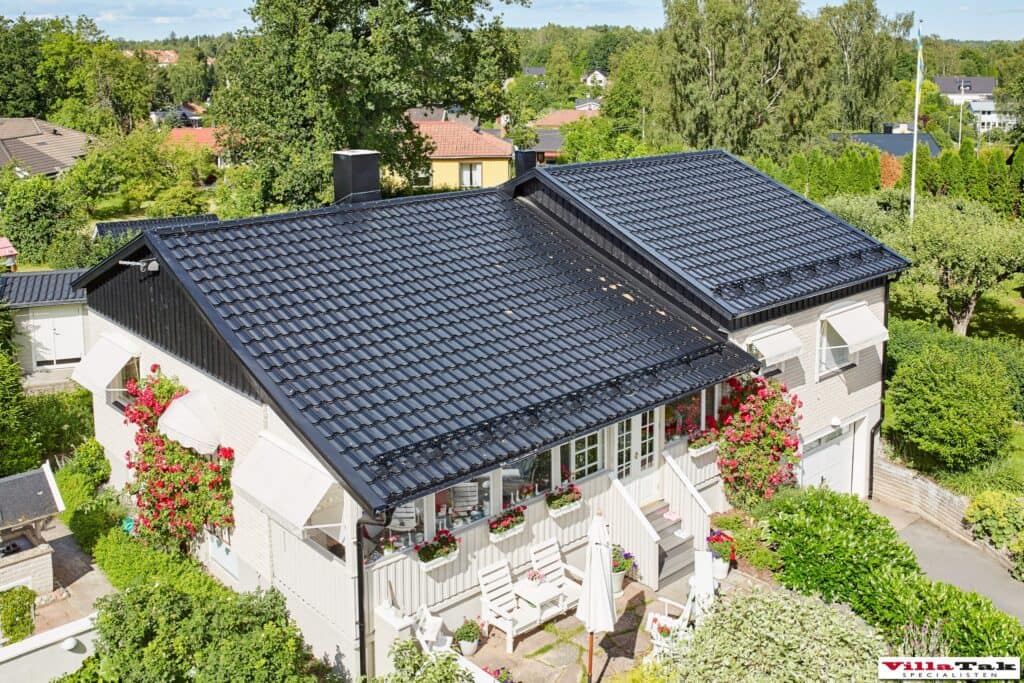 Vit villa med svarta takpannor