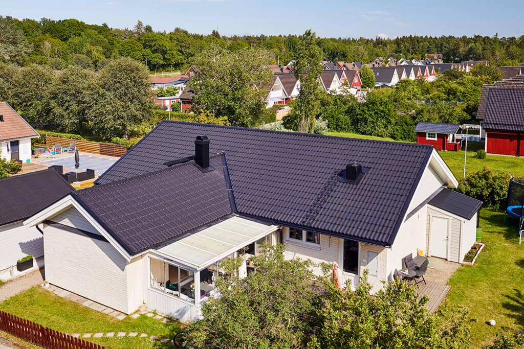 Vit villa med svarta takpannor