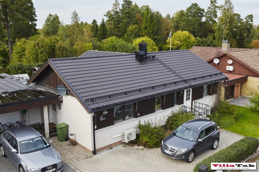 Nytt tak med svarta takpannor