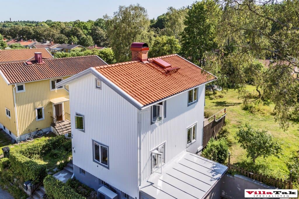 Vit villa med orangea takpannor