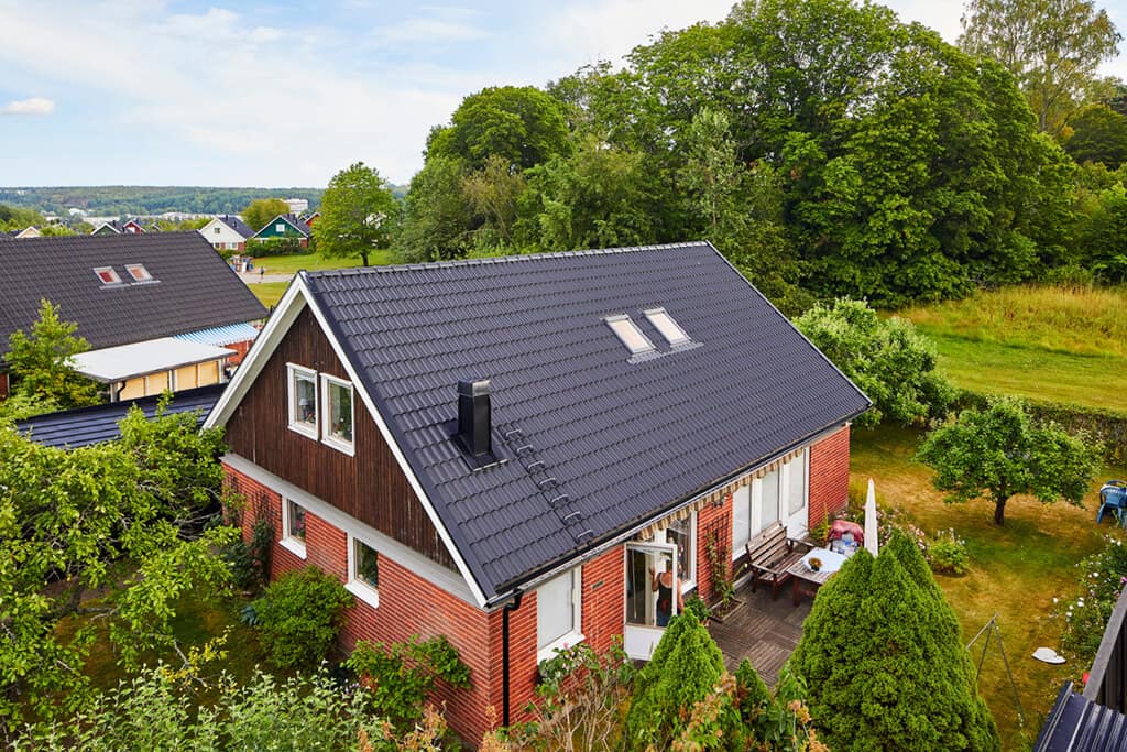 Tegelvilla med sadeltak med svarta takpannor