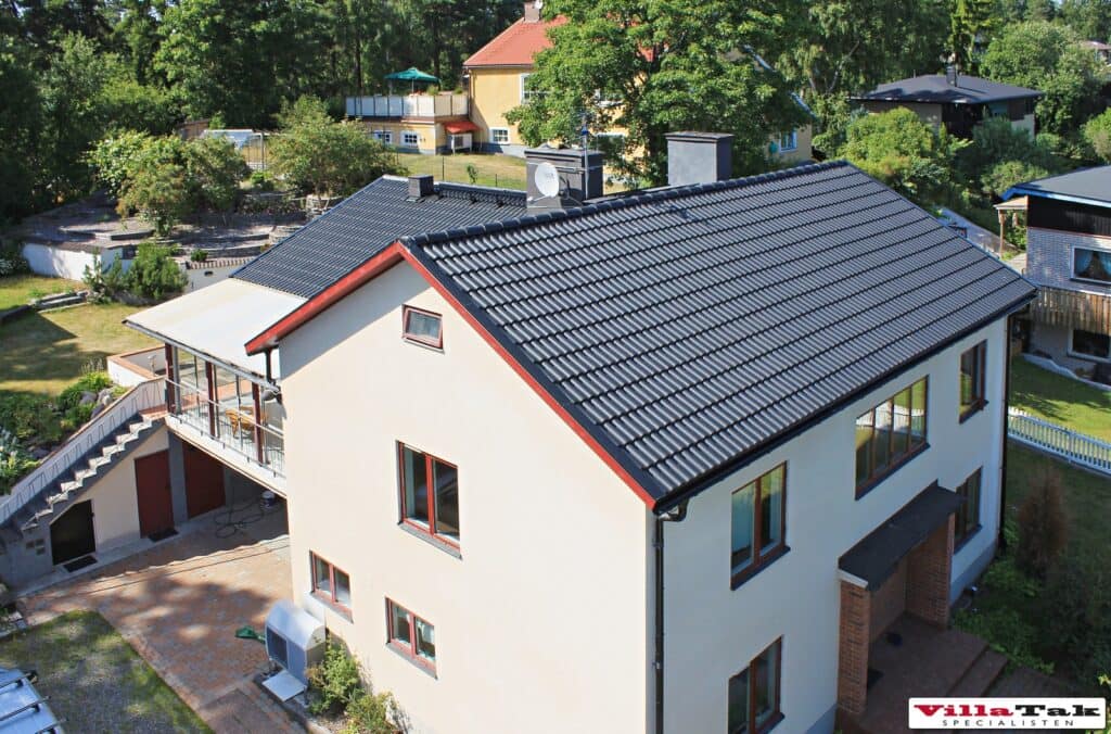 Vit villa med svarta takpannor