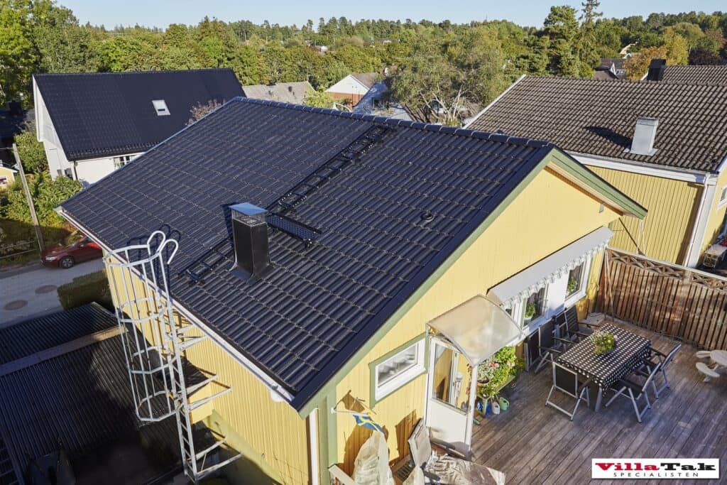 Gul villa med svarta takpannor
