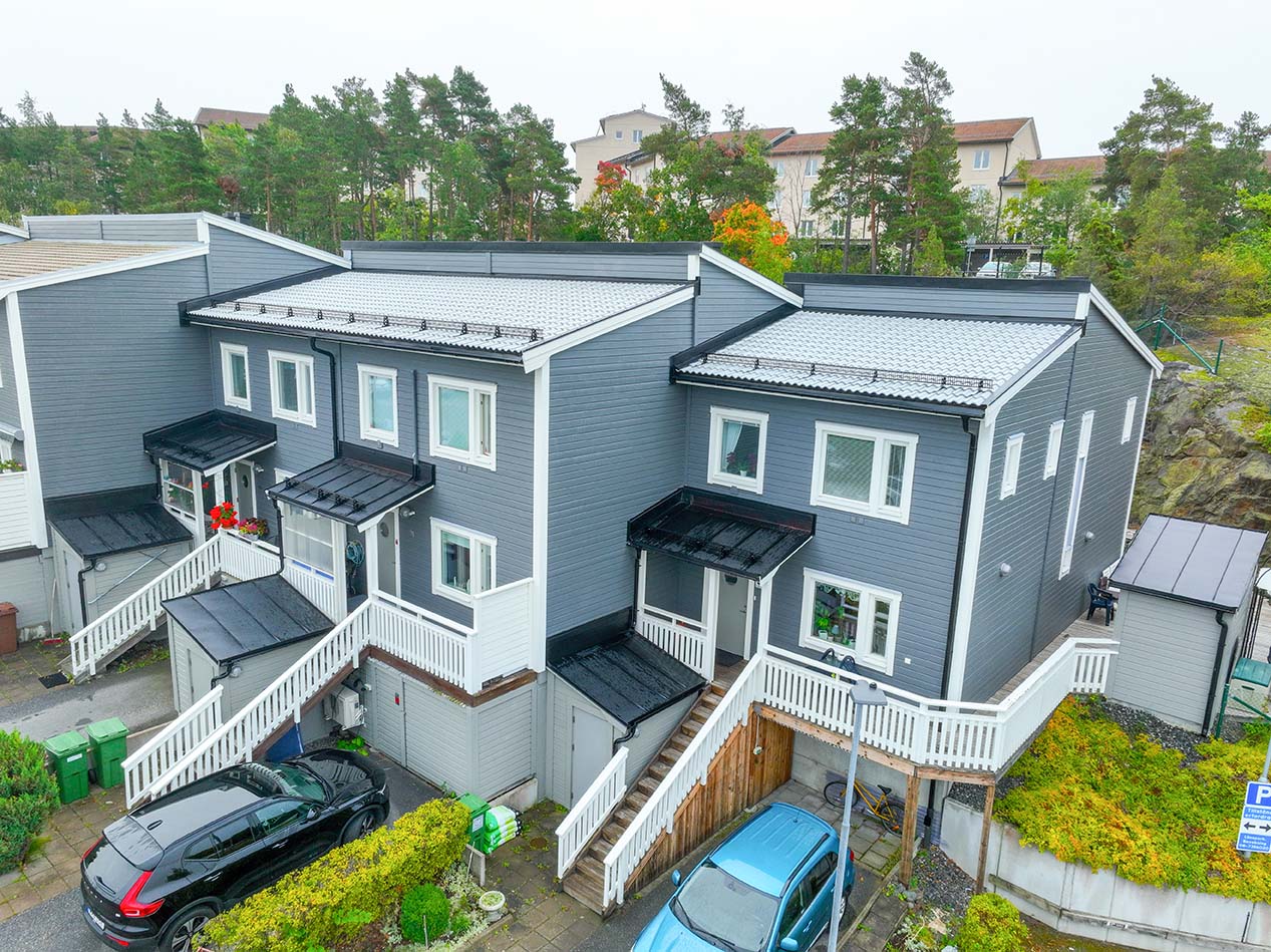 Grå radhus med ljusgråa betongpannor