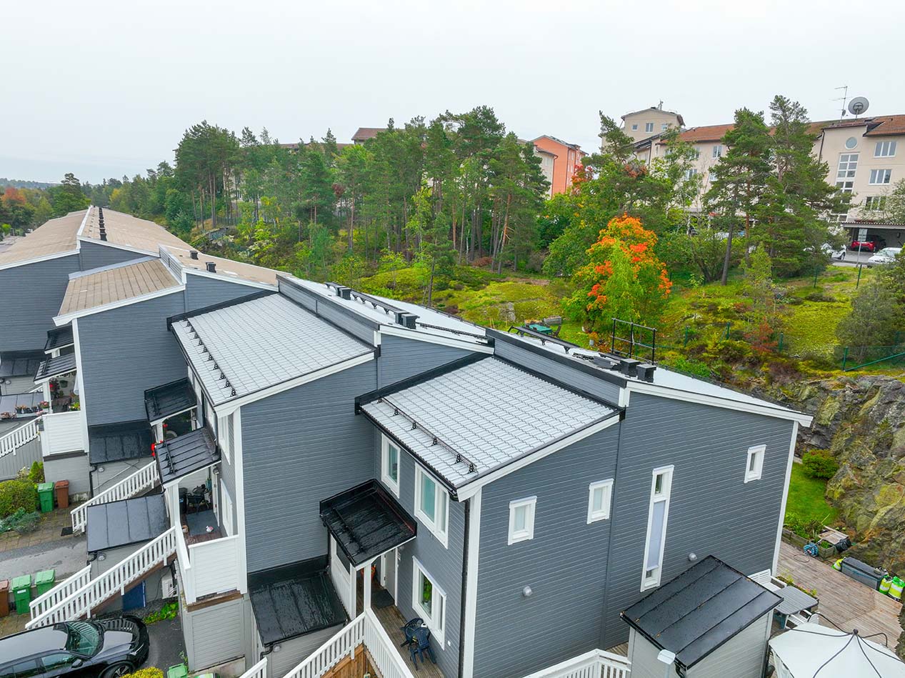 Grå radhus med ljusgråa betongpannor