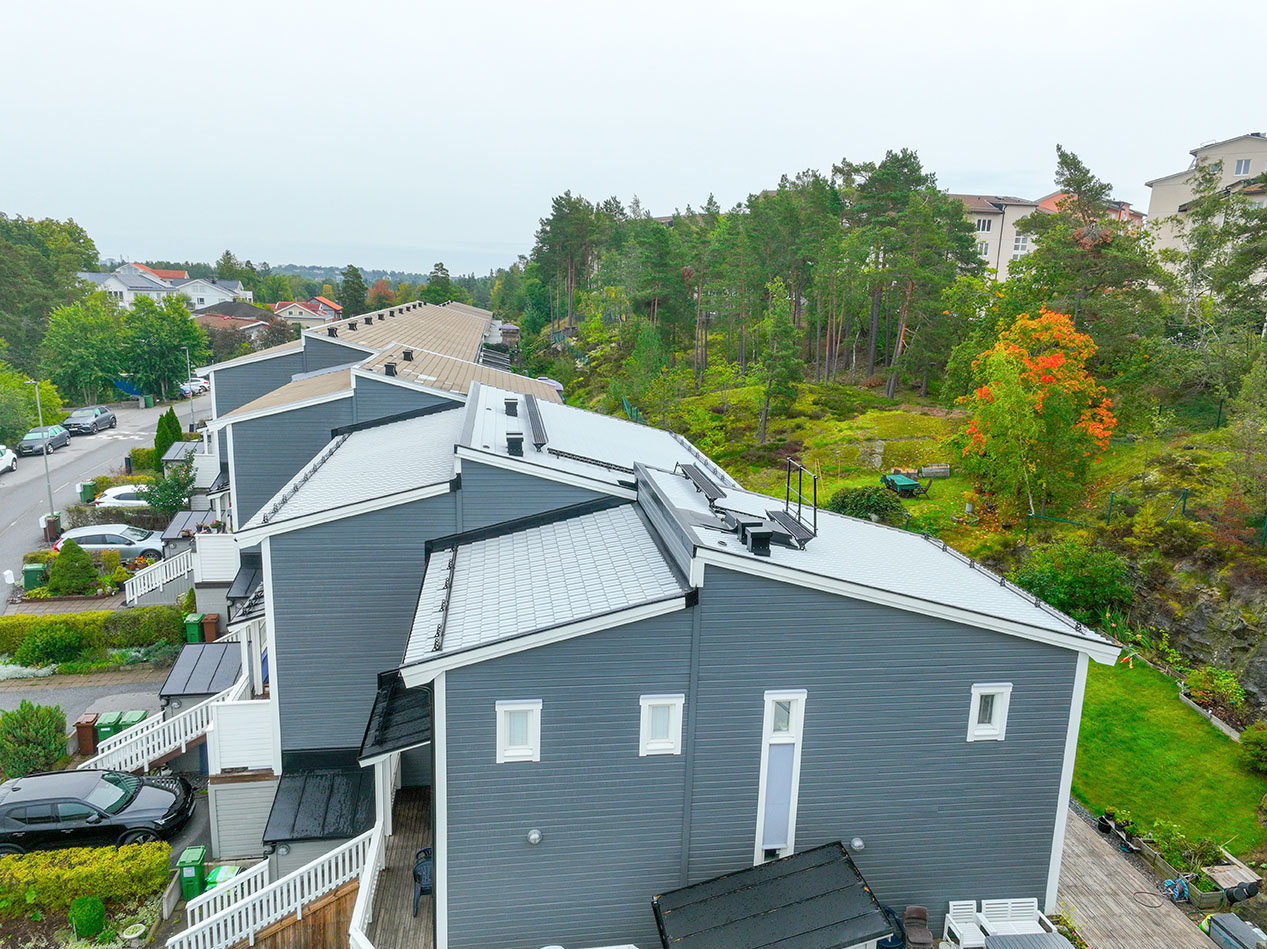 Grå radhus med ljusgråa betongpannor