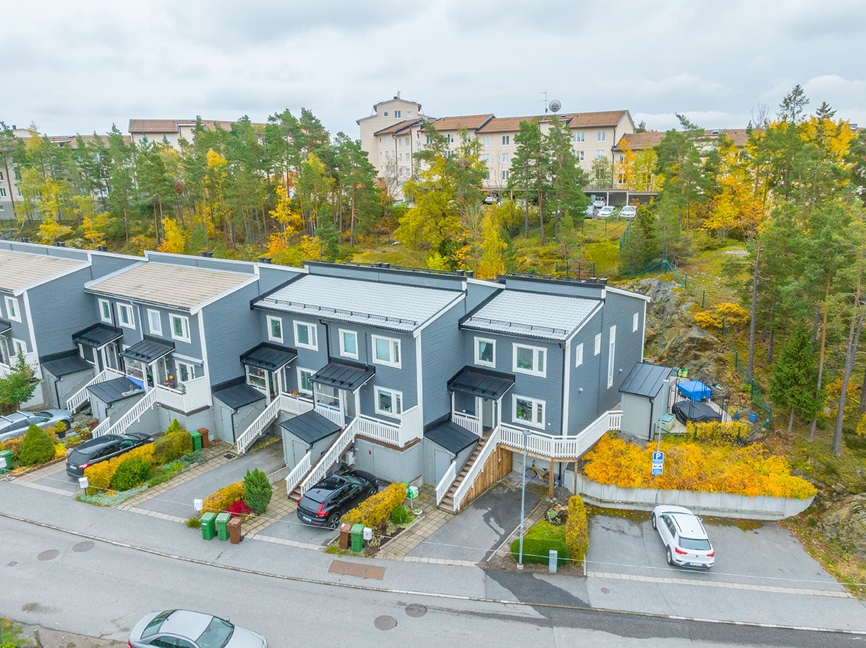 Grå radhus med ljusgråa betongpannor