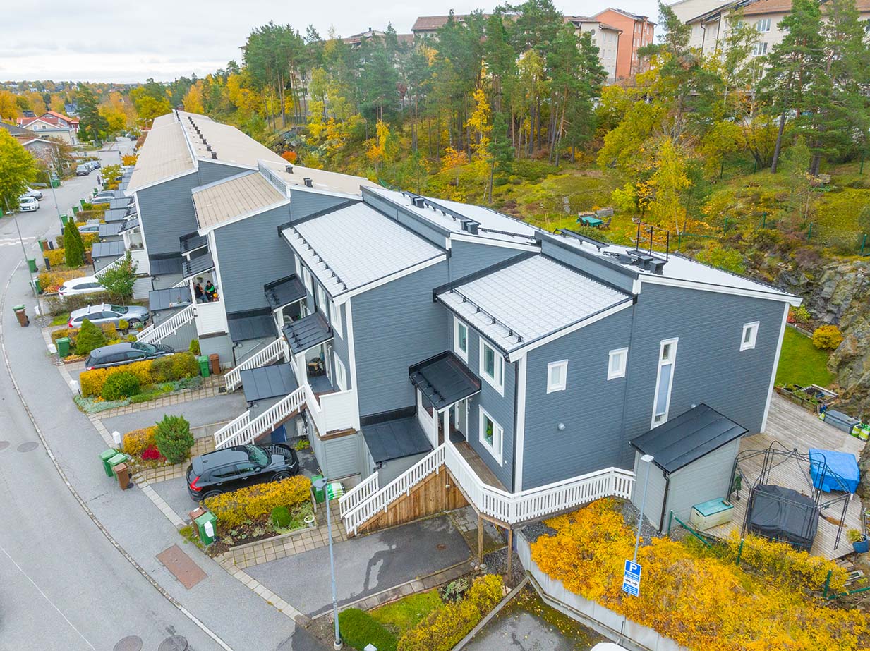Grå radhus med ljusgråa betongpannor